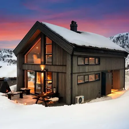 New In Out, Fireplace & Mountain View 度假居 *